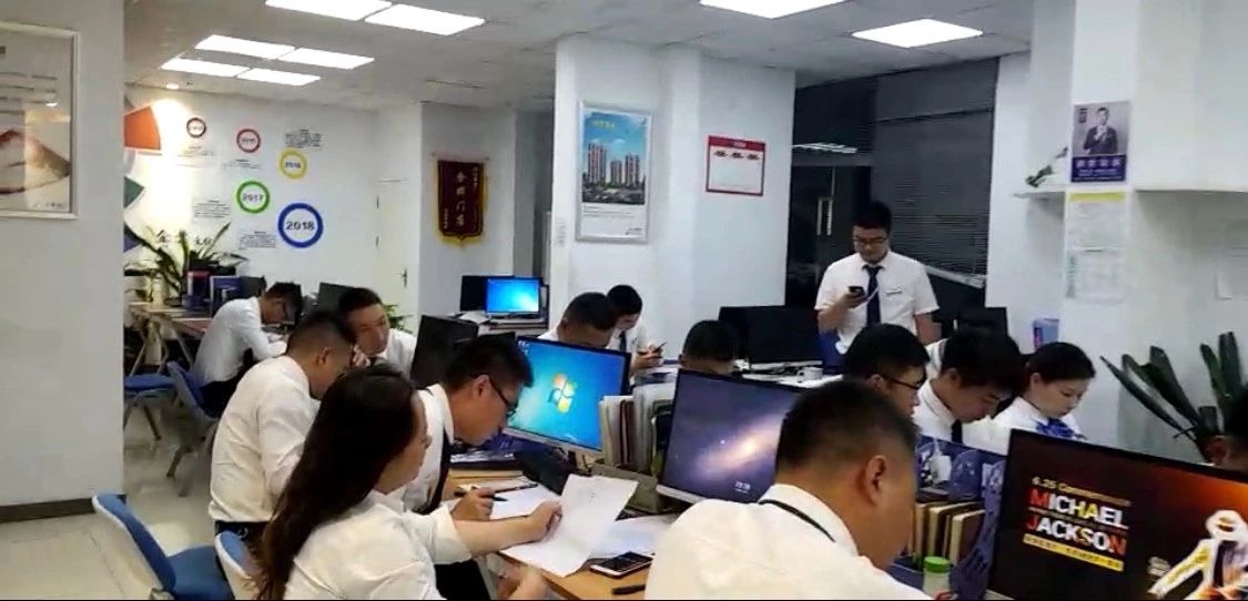 深夜十點的房產經紀人在做什么？